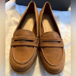 London Rag size 6 tan/beige/brown suede flats